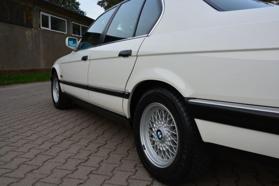 Детали экстерьера BMW 740i (E32) 1992 года  (UK) (фото 22 из 170)